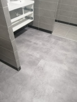  Ukazka-realizace-vinylove-podlaha-BUKOMA-STONE-UCLICK-Beton-Kamen-Sedy v koupelne